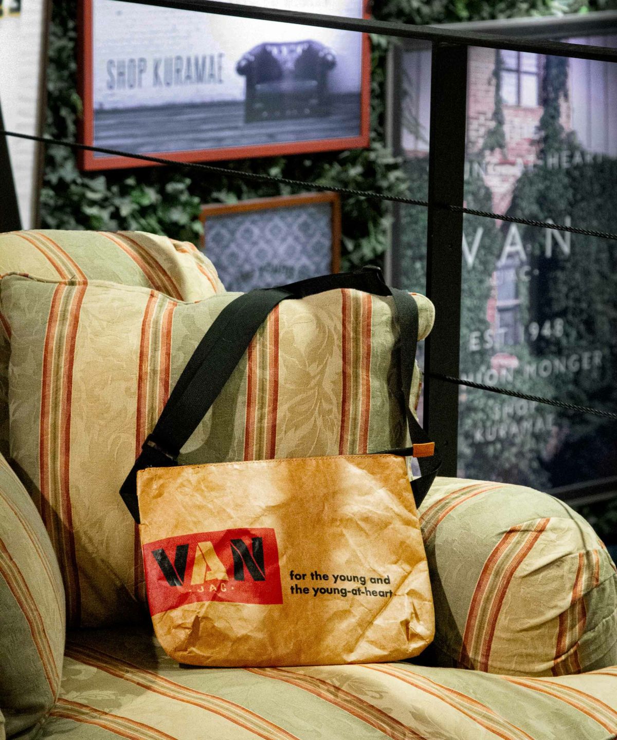 サコッシュ＜ショップバッグモチーフ＞ ｜ VAN STORE